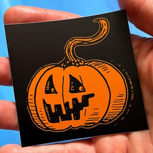Pegatina de vinilo de calabaza de Halloween - Feeping Creatures de Dylan Edwards
