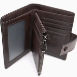 Cartera de piel en color marrón oscuro