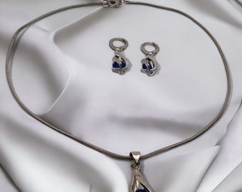 Parure di lusso in filigrana: collana, orecchini e orecchini a clip con pietra di cristallo blu