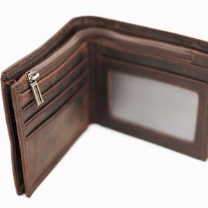 Cartera de piel en color marrón, minimalista.