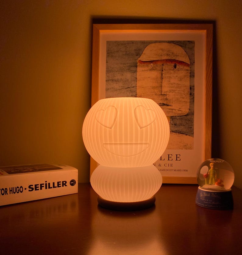 Lámpara de mesa: Decoración divertida con iluminación de emojis y luces ambientales para la habitación.