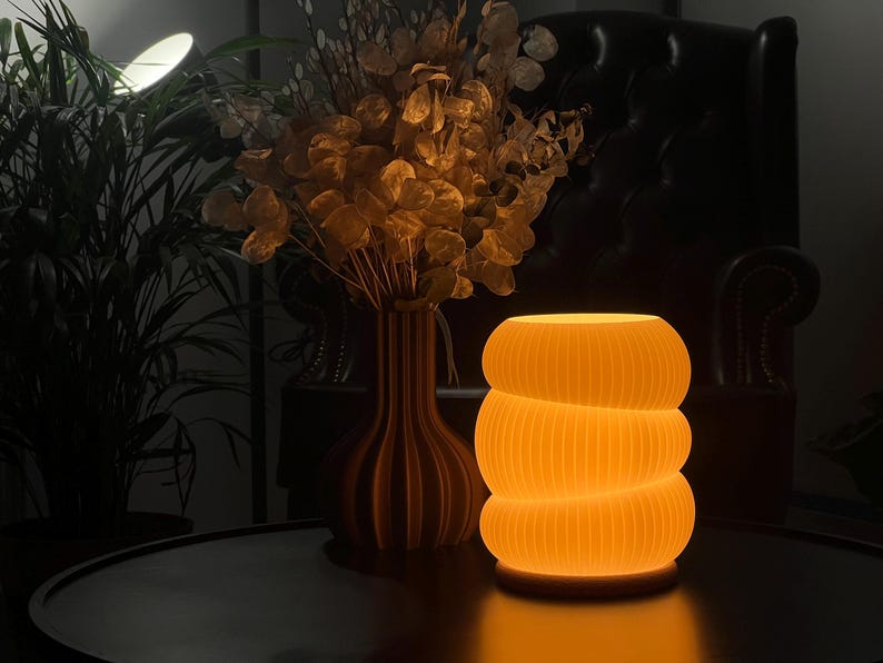 Lámpara de mesa ondulada moderna: iluminación cálida y regulable para la noche.
