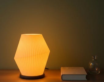 Lámpara de mesa moderna: iluminación ambiental cálida para habitaciones y escritorios.