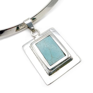 Colgante vintage de plata de ley con incrustaciones de turquesa de México en collar tipo torque chapado.