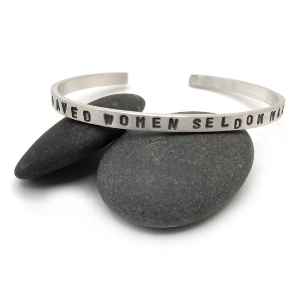 Gut erzogene Frauen machen Selten Geschichte Gestempelt Sterling Manschette Ihre Größe