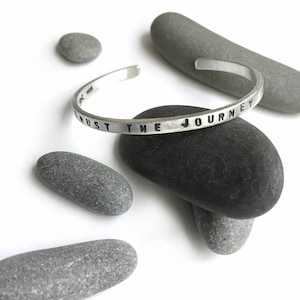 CONFÍA EN EL VIAJE Pulsera de plata de ley estampada pequeña, mediana o grande