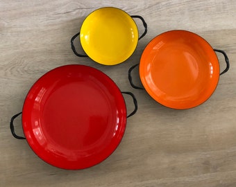 Ensemble de sauteuses MCM Enamelware Huta Silesia Pologne rouge orange jaune poignées noires