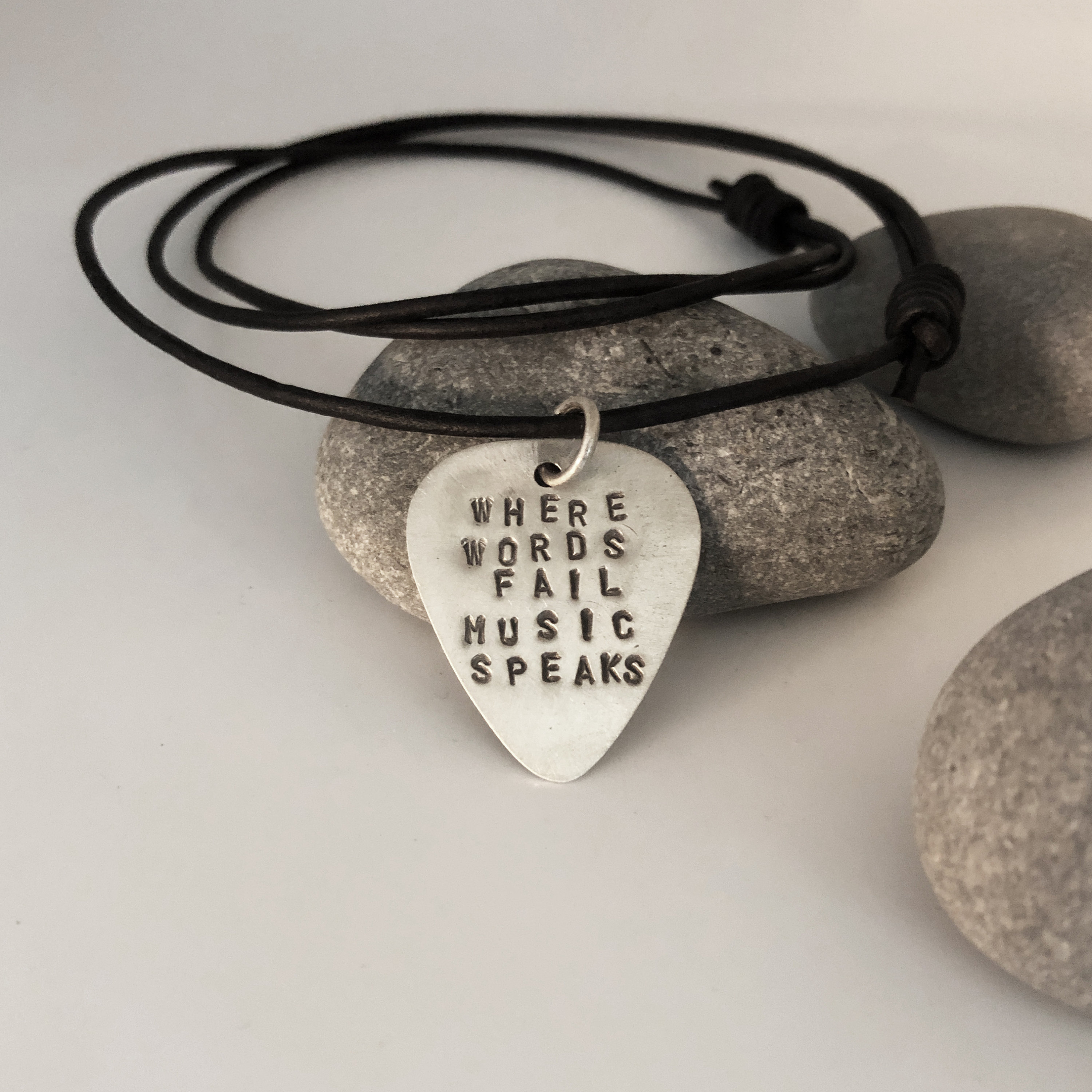 ネックレス・ペンダント ROMANTINUER SN179 Pick Pendant Leather Necklace 71E0W7QlghL._UF350,350_QL50_.jpg