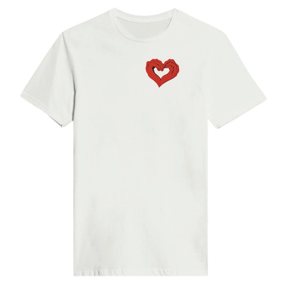 T-shirt aderente da donna Mani che modellano un cuore rosso
