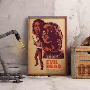 Può includere: Poster incorniciato in stile vintage del film "The Evil Dead". L'opera presenta un uomo con una pistola, circondato da volti demoniaci e fiamme. Il titolo è in testo arancione in basso. Il poster è in una cornice di legno.