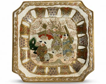 Vintage vierkant bord in Satsuma-stijl uit de jaren 1950, met een besneeuwde tuinscène en handgeschilderde gouden rand, gemaakt in Japan.