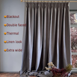 Puede incluir: Cortinas opacas grises con aspecto de lino y forro térmico. Las cortinas son extra anchas y de doble cara.