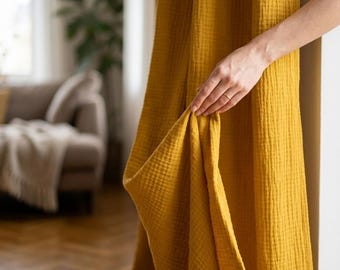 Organische stof mosterdkleur: zijdezacht, milieuvriendelijk textiel, boho-materiaal voor woondecoratie, natuurlijke draperiestof