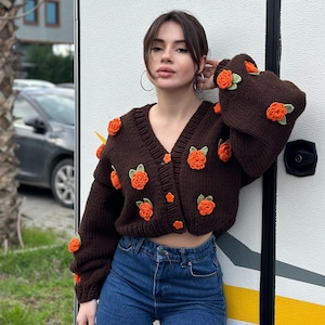 Cardigan marron roses oranges, cadeau, cadeau pour femme, cardigan femme, cardigan épais tendance floral court, cadeau pour femme