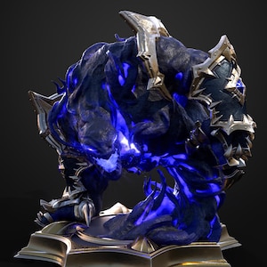 Op de afbeelding: Een gedetailleerde sculptuur van een donkerblauwe, monsterlijke figuur met gloeiende blauwe accenten. De figuur is versierd met goudkleurig pantser en staat op een goudkleurige basis. De sculptuur heeft een dynamische pose en ingewikkelde details.