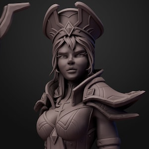 Puede incluir: Escultura monocromática detallada de una figura femenina, posiblemente un personaje de fantasía. Lleva un tocado decorativo, armadura y una expresión severa. La escultura está representada en un color neutro, resaltando los intrincados detalles del diseño.