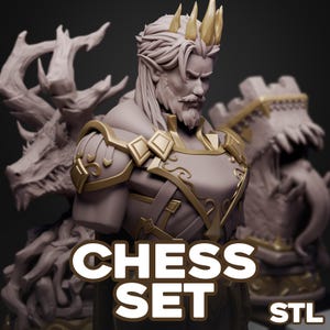 Puede incluir: Una pieza de ajedrez impresa en 3D, un rey, con una corona y barba. La pieza está hecha de plástico gris claro y tiene un ribete dorado. La pieza está de pie sobre una base con un diseño de dragón. El texto "CHESS SET STL" es visible en la imagen.