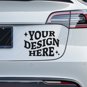 Puede incluir: Un coche blanco con una calcomanía negra que dice "YOUR DESIGN HERE" con dos estrellas a cada lado del texto.