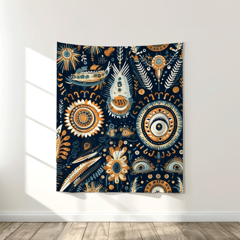 Puede incluir: Un tapiz rectangular con un patr&oacute;n repetido de dise&ntilde;os florales y celestiales estilizados en azul marino, naranja y crema. La obra de arte presenta soles, ojos y otras formas org&aacute;nicas, creando un vibrante tapiz decorativo para la pared.