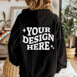 Könnte beinhalten: Schwarzer Kapuzenpullover mit dem Text "YOUR DESIGN HERE" in Weiß auf der Rückseite.