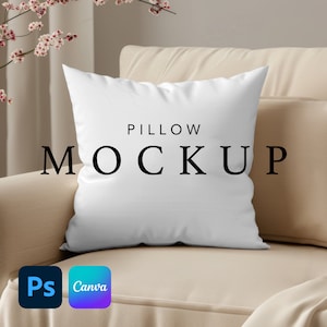 Può includere: Mockup di cuscino bianco su un divano beige con il testo "PILLOW MOCKUP" in nero.