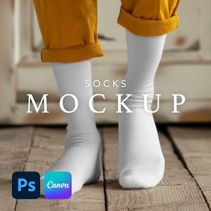Puede incluir: Maqueta de calcetines blancos con el texto "Socks Mockup" en un suelo de madera. Los calcetines están enrollados hacia abajo para mostrar la tela blanca.