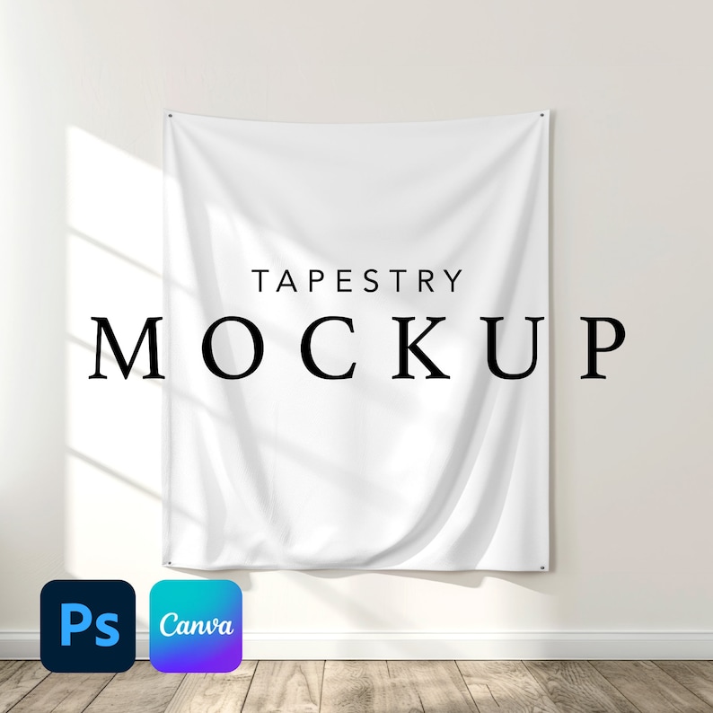 Puede incluir: Maqueta de tapiz blanco colgada en una pared. El texto "TAPESTRY MOCKUP" est&aacute; impreso en negro. La parte inferior de la imagen muestra los logotipos de Photoshop y Canva.