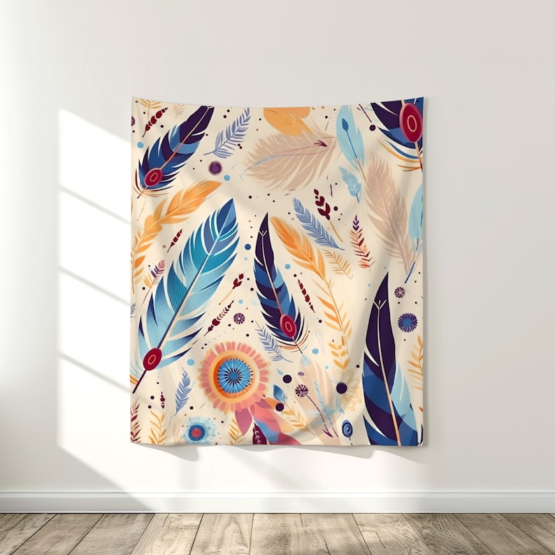 Puede incluir: Un tapiz beige con un patr&oacute;n repetido de plumas estilizadas en tonos de azul, naranja y beige. Las plumas var&iacute;an en tama&ntilde;o y est&aacute;n dispuestas en un dise&ntilde;o disperso. El tapiz est&aacute; colgado en una pared blanca.