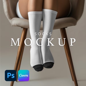 Op de afbeelding: Witte sokken met zwarte hakken, hangend aan een houten stoel. De tekst "SOCKS MOCKUP" wordt onder de sokken weergegeven.