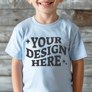 Maquette de t-shirt bleu clair pour jeune enfant, maquette de t-shirt bleu clair pour tout-petit Gildan, maquette d'extérieur pour tout-petit garçon, t-shirt blanc style de vie pour enfant