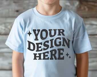 Maqueta de camiseta azul claro juvenil, maqueta de camiseta azul claro para niños pequeños de Gildan, maqueta al aire libre modelo de niño pequeño, camiseta en blanco de estilo de vida infantil