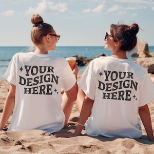 ホワイトマッチングTシャツバックモックアップ、ベラキャンバスホワイトブランクモックアップ、カップルフレンズバチェロレッテTシャツ、ライフスタイルモデルビーチモックアップ