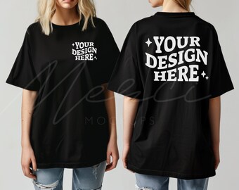 Pode incluir: Mockup de camiseta preta oversized com o texto "YOUR DESIGN HERE" impresso em branco na frente e atrás.