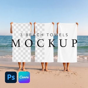 Op de afbeelding: Drie witte strandlakens worden omhooggehouden op een zandstrand met de oceaan op de achtergrond. De handdoeken worden door mensen omhooggehouden. De tekst "3 BEACH TOWELS MOCKUP" wordt weergegeven. De Photoshop- en Canva-logo's staan linksonder.