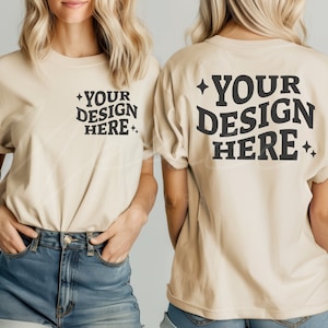以下が含まれることがあります： 前面と後ろに黒い文字で「YOUR DESIGN HERE」と書かれたベージュのTシャツ。デニムのショートパンツを履いた人が着用しています。
