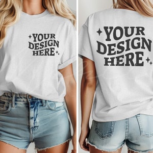 K&ouml;nnte beinhalten: Ein wei&szlig;es T-Shirt mit kurzen &Auml;rmeln und lockerer Passform. Die Vorderseite des Shirts tr&auml;gt den Aufdruck "YOUR DESIGN HERE" in Schwarz. Die R&uuml;ckseite des Shirts tr&auml;gt den gleichen Aufdruck in Schwarz.