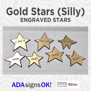 Op de afbeelding: Gouden stervormige awards met grappige zinnen erop gegraveerd, zoals "u did it", "nice job", "gol star", "wow", "neat", "good", en "huh?" De sterren zijn gemaakt van goudkleurig metaal en worden op een witte achtergrond weergegeven. De tekst "Gold Stars (Silly)" en "ENGRAVED STARS" staat bovenaan de afbeelding. De tekst "ADA signs OK!" en "★★★★★ FIVE STAR GUARANTEE" staat onderaan de afbeelding.