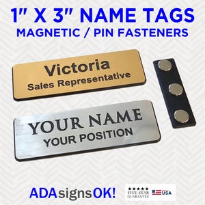 1 x 3 インチの刻印入り名札/バッジ、マグネットアタッチメント付き - カスタムテキスト、複数のフォントと色を利用可能