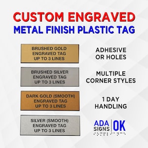 Può includere: Opzioni di etichette in plastica con finitura metallica incisa su misura.  Etichette incise in oro spazzolato, argento spazzolato, oro scuro (liscio) e argento (liscio).  Fino a 3 righe di testo.  Adesivo o fori.  Stili di angoli multipli.  Gestione di 1 giorno.  Segnaletica ADA OK.