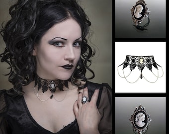Op de afbeelding: Een zwarte kanten choker met een cameo-hanger en een bijpassende ring. De ring heeft een cameo met het profiel van een vrouw in wit.