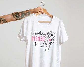 Camiseta unisex de manga corta / Blanca / Muñeco Vudú / Pienso en ti / Love Sucks