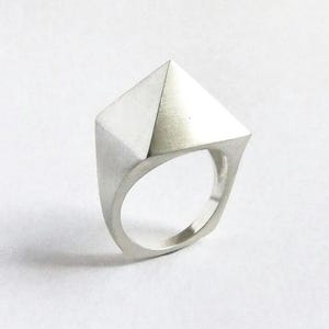 Sterling Silver Pyramid Minimalist Facet Ring. Contemporary Statement Ring. Silver Pyramid Ring.