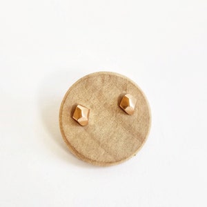 Minimalist 18K gold faceted pebble studs. Solid 18K yellow gold stud earrings. Solid 18K yellow, rose or white gold pebble studs.
