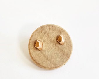 Minimalist 18K gold faceted pebble studs. Solid 18K yellow gold stud earrings. Solid 18K yellow, rose or white gold pebble studs.