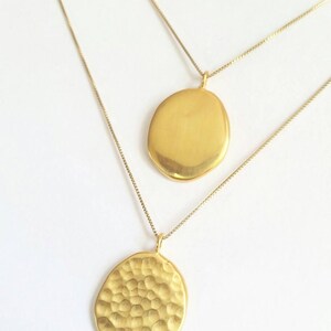 Collar minimalista con amuleto de gota dorada. Collar con amuleto de plata de ley o dorado cepillado. Collar con moneda de oro. Collar con moneda martillada.