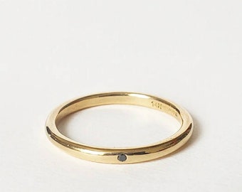 Banda redondeada minimalista de oro amarillo de 14 quilates con diamante negro. Alianza de boda, anillo de compromiso o anillo apilable personalizado de oro macizo de 14 quilates con diamantes.