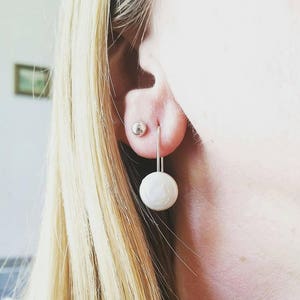 Minimalistische Sterling Silber und Süsswasserperle Münz Ohrringe. Weiße Münzenperlen-Ohrringe. Sterling Silber und Perlenohrringe.