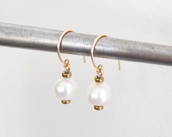 Delicados pendientes barrocos de perlas de agua dulce en oro. Pendientes colgantes de perlas minimalistas. Pendientes con relleno de oro de 14K y perlas barrocas de agua dulce.