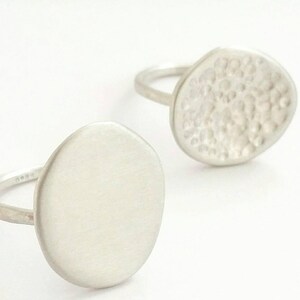 Minimalist Sterling Silver Amulet Stone Ring. Custom Sterling Silver Hammered Ring. Silver statement ring. imagem 4