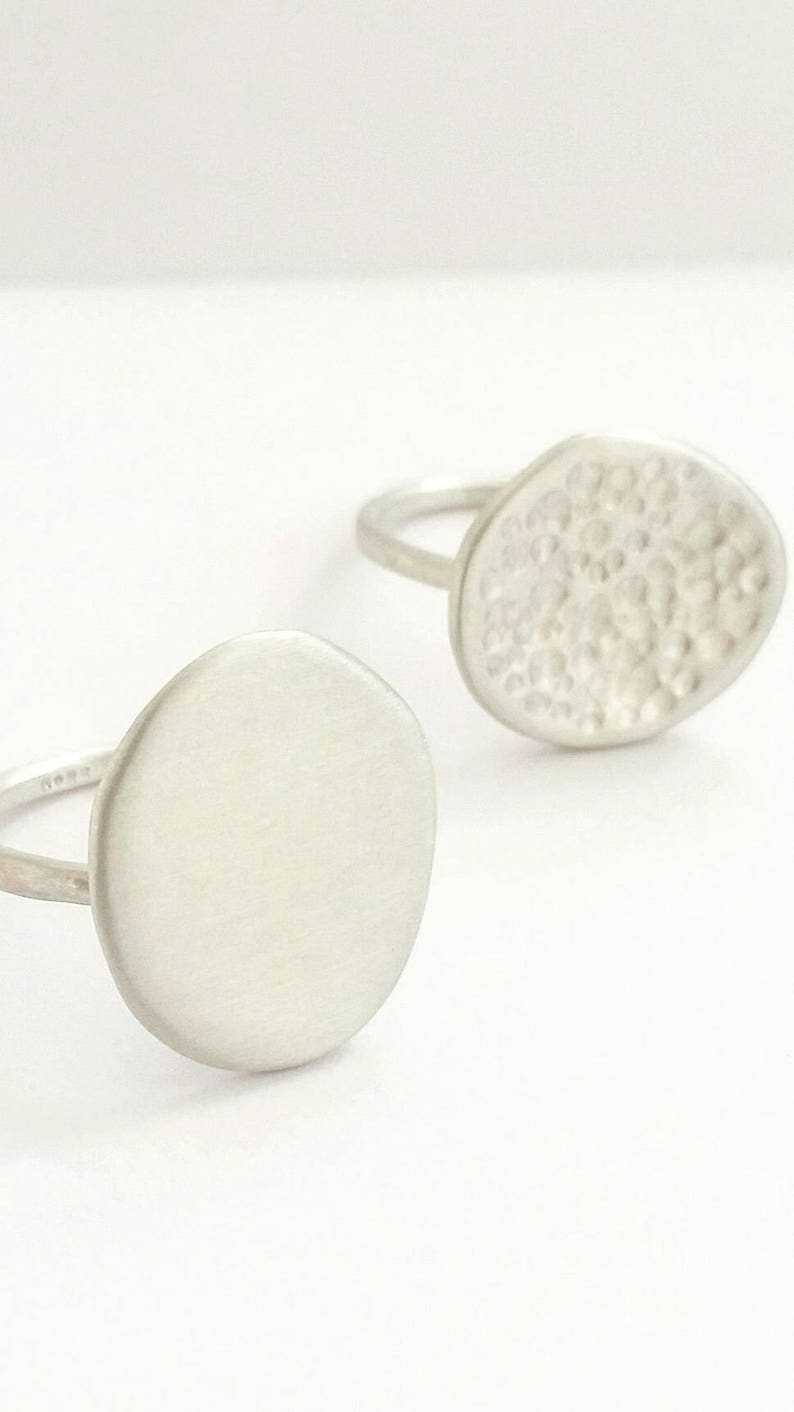 Minimalist Sterling Silver Amulet Stone Ring. Custom Sterling Silver Hammered Ring. Silver statement ring. imagem 4